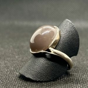 Ring aus 925/- Silber bestückt mit einem mondsteinbrocken