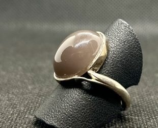 Ring aus 925/- Silber bestückt mit einem mondsteinbrocken