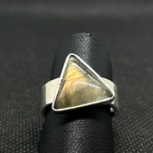 Ring aus Silber, besetzt mit einem dreieckigen Labradorit cabochon. Dient zur Produktansicht