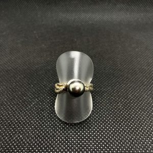 gegossener Ring aus 925/- Silber, besetzt mit einer Tahiti-Perle und dunklem Hintergrund. Das Bild dient zur Produktansicht.