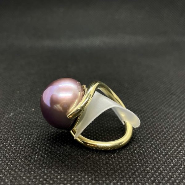 Ring gefertigt aus gelbgold und einer Ming Perle in Lila/Rosa. Das Bild dient zur Produktansicht