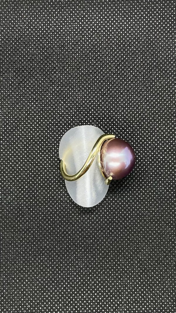 Ring gefertigt aus gelbgold und einer Ming Zuchtperle in Lila/Rosa. Das Bild dient zur Produktansicht