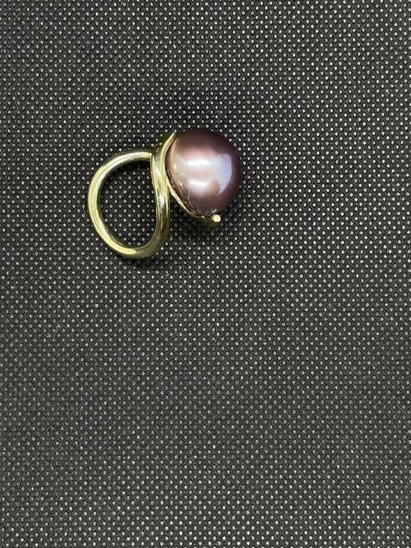 Ring gefertigt aus gelbgold und einer Ming Zuchtperle in Lila/Rosa. Das Bild dient zur Produktansicht
