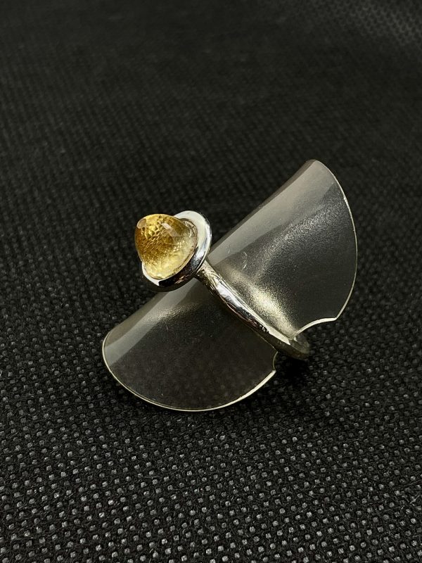 Ring aus 925/- Silber mit einer Citrin-kugel facettiert. Der Ring ist auf einer Ring Halterung und dient der Produktansicht.