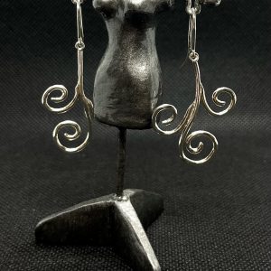 Ohrringe aus 925/- Silber in schnörkel-form. Die Ohrringe sind auf dunklem Untergrund und dienen der Produktansicht.